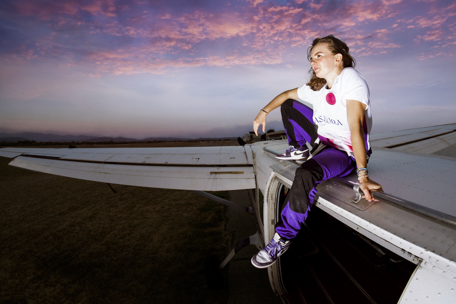 Lilou Ruel assise aile avion coucher soleil maillot Toulouse FC pantalon violet golden hour